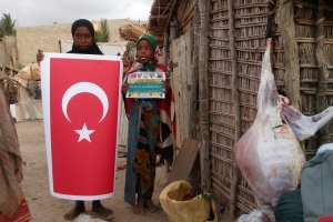 Afrika Madagaskar bölgesinde adak kurbanı kestirip yetim yoksul ailelere evlerinde ziyaret ederek dağıtımında bulunduk