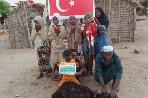 Afrika Madagaskar bölgesinde adak kurbanı kestirip yetim yoksul ailelere evlerinde ziyaret ederek dağıtımında bulunduk