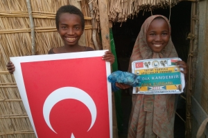 Afrika Madagaskar bölgesinde adak kurbanı kestirip yetim yoksul ailelere evlerinde ziyaret ederek dağıtımında bulunduk