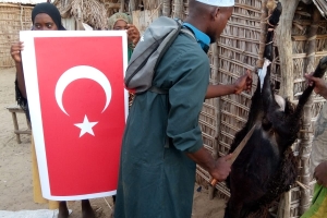 Afrika Madagaskar bölgesinde adak kurbanı kestirip yetim yoksul ailelere evlerinde ziyaret ederek dağıtımında bulunduk