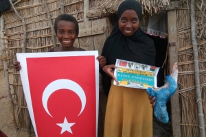 Afrika Madagaskar bölgesinde adak kurbanı kestirip yetim yoksul ailelere evlerinde ziyaret ederek dağıtımında bulunduk