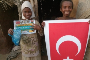 Afrika Madagaskar bölgesinde adak kurbanı kestirip yetim yoksul ailelere evlerinde ziyaret ederek dağıtımında bulunduk