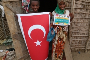 Afrika Madagaskar bölgesinde adak kurbanı kestirip yetim yoksul ailelere evlerinde ziyaret ederek dağıtımında bulunduk