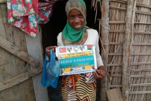 Afrika Madagaskar bölgesinde adak kurbanı kestirip yetim yoksul ailelere evlerinde ziyaret ederek dağıtımında bulunduk