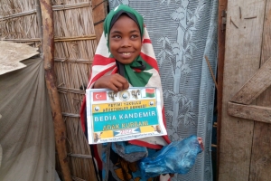 Afrika Madagaskar bölgesinde adak kurbanı kestirip yetim yoksul ailelere evlerinde ziyaret ederek dağıtımında bulunduk