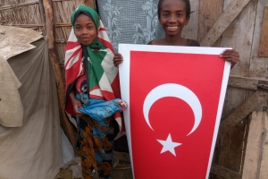 Afrika Madagaskar bölgesinde adak kurbanı kestirip yetim yoksul ailelere evlerinde ziyaret ederek dağıtımında bulunduk