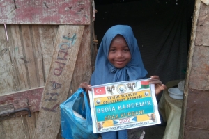 Afrika Madagaskar bölgesinde adak kurbanı kestirip yetim yoksul ailelere evlerinde ziyaret ederek dağıtımında bulunduk
