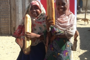 Öğretmenler günü hediyesi Afrika Madagaskar ülkesinde yetim ve yoksul çocuklara ekmek dağıtımında bulunduk 