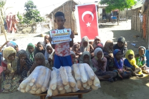 Öğretmenler günü hediyesi Afrika Madagaskar ülkesinde yetim ve yoksul çocuklara ekmek dağıtımında bulunduk 