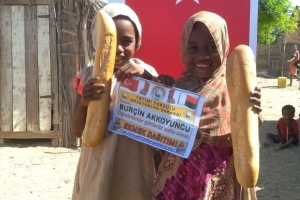 Öğretmenler günü hediyesi Afrika Madagaskar ülkesinde yetim ve yoksul çocuklara ekmek dağıtımında bulunduk 