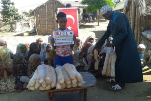 Öğretmenler günü hediyesi Afrika Madagaskar ülkesinde yetim ve yoksul çocuklara ekmek dağıtımında bulunduk 