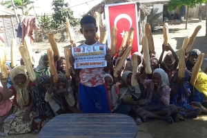 Öğretmenler günü hediyesi Afrika Madagaskar ülkesinde yetim ve yoksul çocuklara ekmek dağıtımında bulunduk 