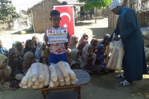 Öğretmenler günü hediyesi Afrika Madagaskar ülkesinde yetim ve yoksul çocuklara ekmek dağıtımında bulunduk 