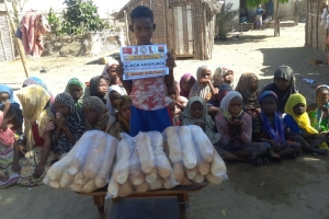 Öğretmenler günü hediyesi Afrika Madagaskar ülkesinde yetim ve yoksul çocuklara ekmek dağıtımında bulunduk 
