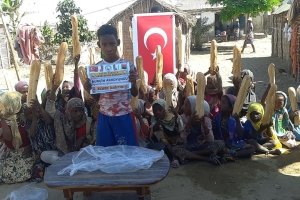 Öğretmenler günü hediyesi Afrika Madagaskar ülkesinde yetim ve yoksul çocuklara ekmek dağıtımında bulunduk 