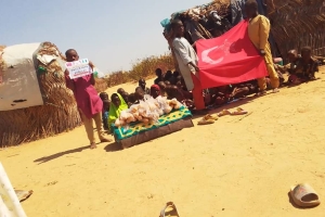 Afrika Nijeryada terör örgütlerinden kaçan çadırlarda yaşayan mültecilere ekmek dağıtımı da bulunduk