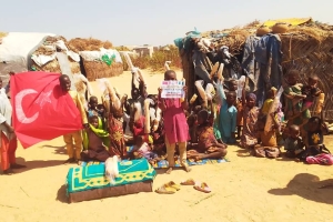 Afrika Nijeryada terör örgütlerinden kaçan çadırlarda yaşayan mültecilere ekmek dağıtımı da bulunduk