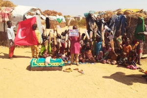 Afrika Nijeryada terör örgütlerinden kaçan çadırlarda yaşayan mültecilere ekmek dağıtımı da bulunduk