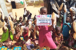 Afrika Nijeryada terör örgütlerinden kaçan çadırlarda yaşayan mültecilere ekmek dağıtımı da bulunduk