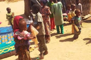 Afrika Nijeryada terör örgütlerinden kaçan çadırlarda yaşayan mültecilere ekmek dağıtımı da bulunduk