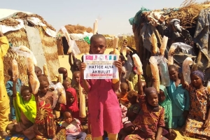 Afrika Nijeryada terör örgütlerinden kaçan çadırlarda yaşayan mültecilere ekmek dağıtımı da bulunduk