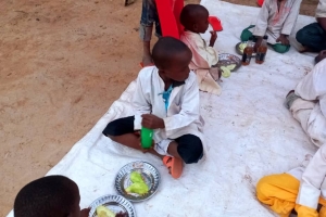 Öğretmenler günü hediyesi Afrika Çad yemek dagitimi