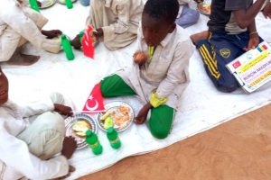 Öğretmenler günü hediyesi Afrika Çad yemek dagitimi