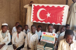 Afrika cad bölgesinde erkek medresimizde talebelerimize kur'an-ı Kerim dağıtımında bulundu