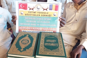 Afrika cad bölgesinde erkek medresimizde talebelerimize kur'an-ı Kerim dağıtımında bulundu