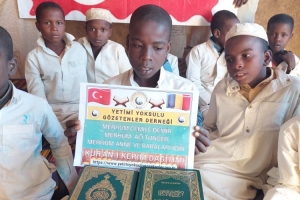 Afrika cad bölgesinde erkek medresimizde talebelerimize kur'an-ı Kerim dağıtımında bulundu