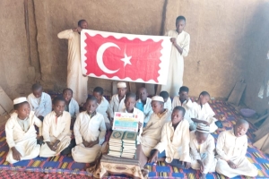 Afrika cad bölgesinde erkek medresimizde talebelerimize kur'an-ı Kerim dağıtımında bulundu