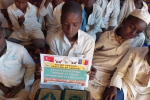 Afrika cad bölgesinde erkek medresimizde talebelerimize kur'an-ı Kerim dağıtımında bulundu