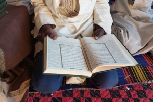 Afrika cad bölgesinde erkek medresimizde talebelerimize kur'an-ı Kerim dağıtımında bulundu