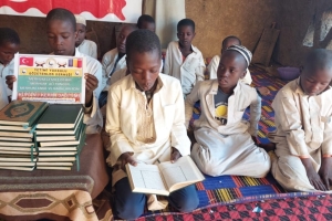 Afrika cad bölgesinde erkek medresimizde talebelerimize kur'an-ı Kerim dağıtımında bulundu