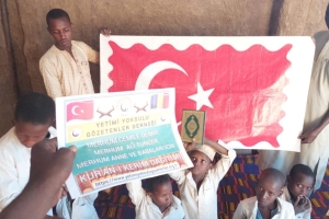 Afrika cad bölgesinde erkek medresimizde talebelerimize kur'an-ı Kerim dağıtımında bulundu