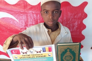 Afrika cad bölgesinde erkek medresimizde talebelerimize kur'an-ı Kerim dağıtımında bulundu