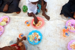 Yemek dağıtımlarımız devam ediyor Afrika Çad bolgesinde merhume Zühre açılan adına ekmek dağıtımında bulunduk 