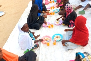 Yemek dağıtımlarımız devam ediyor Afrika Çad bolgesinde merhume Zühre açılan adına ekmek dağıtımında bulunduk 