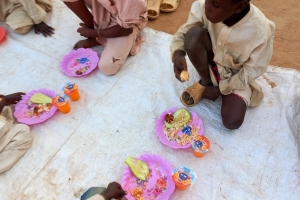 Yemek dağıtımlarımız devam ediyor Afrika Çad bolgesinde merhume Zühre açılan adına ekmek dağıtımında bulunduk 