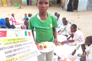 Yemek dağıtımlarımız devam ediyor Afrika Çad bolgesinde merhume Zühre açılan adına ekmek dağıtımında bulunduk 