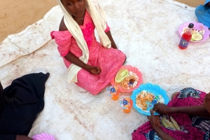 Yemek dağıtımlarımız devam ediyor Afrika Çad bolgesinde merhume Zühre açılan adına ekmek dağıtımında bulunduk 