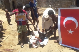 Afrika Madagaskar bölgesinde sağlık ve şükür için kurban kesimi yapılıp yoksul ailelere dagitildi