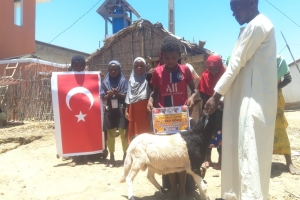 Afrika Madagaskar bölgesinde sağlık ve şükür için kurban kesimi yapılıp yoksul ailelere dagitildi