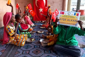 Yemek Dağıtımlarımız devam ediyor bugün Afrika Çad bölgesinde yetim ve yoksul çocuklara yemek dağıtımında bulunduk 