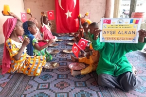 Yemek Dağıtımlarımız devam ediyor bugün Afrika Çad bölgesinde yetim ve yoksul çocuklara yemek dağıtımında bulunduk 