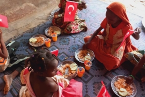 Yemek Dağıtımlarımız devam ediyor bugün Afrika Çad bölgesinde yetim ve yoksul çocuklara yemek dağıtımında bulunduk 