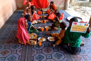 Yemek Dağıtımlarımız devam ediyor bugün Afrika Çad bölgesinde yetim ve yoksul çocuklara yemek dağıtımında bulunduk 