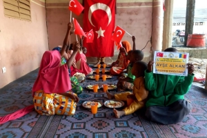 Yemek Dağıtımlarımız devam ediyor bugün Afrika Çad bölgesinde yetim ve yoksul çocuklara yemek dağıtımında bulunduk 