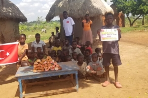 Afrika Uganda yoksul köylerinde ekmek dağıtımı yapıldı 