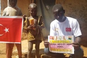 Afrika Uganda yoksul köylerinde ekmek dağıtımı yapıldı 